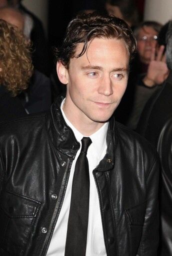 ~~Flare Path Press Night 03•10•11~~ Young Tom Hiddleston, 90s Hairstyles Men, Gif Disney, Thomas William Hiddleston, Marvel Actors, Loki Marvel, Man Thing Marvel, Loki Laufeyson, The Perfect Guy