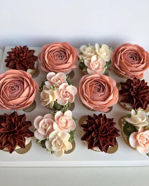 Rustic Boho Wedding Cupcakes, Mauve Wedding Cupcakes, Burgundy Cupcakes Wedding Ideas, Boho Flower Cupcakes, Winter Flower Cupcakes, Wedding Cupcakes Fall, Boho Cupcakes Wedding, Baby In Bloom Cupcakes, Boho Wedding Cupcakes