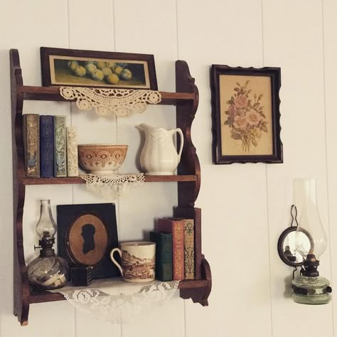 Styling Shelf Living Room, Cottagecore Shelf Ideas, Vintage Kitchen Shelf Decor, Cottagecore Shelves, Antique Shelf Decor, Cottage Core Floating Shelf, Vintage Shelf Decor, Small Vintage Shelf, Vintage Wooden Shelf