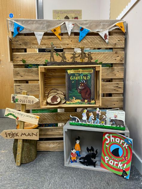 Book corner props Story Corner Display Ideas Nursery, Books Display Ideas Home, Curiosity Corner Classroom, Eyfs Book Corner Reading Areas, Early Years Reading Corner, Eyfs Book Corner Ideas, Woodland Book Corner, Eyfs Story Corner, Literacy Corner Ideas