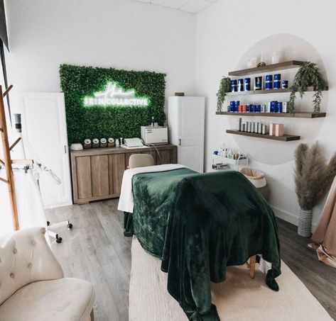 Wax Suite Decor Ideas, Massage Suite Ideas, Green Spa Room, Green Lash Room, Mini Spa Ideas, Spa Trailer, Facial Room Ideas Estheticians, Aesthetician School, Spa Esthetic