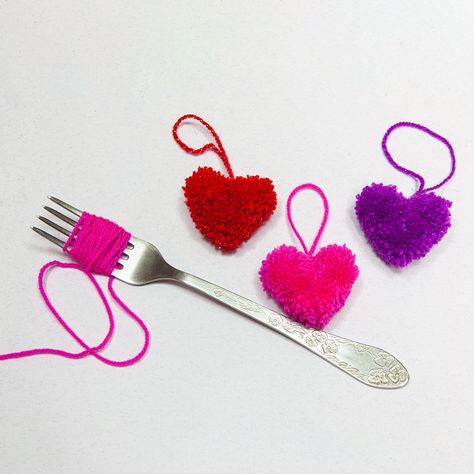 Pom Pom Heart, Easy Pom Pom, How To Make Keychains, Easy Crochet Shrug, Paper Flower Video, Yarn Heart, Wool Crafts Diy, Woolen Flower, Woolen Craft