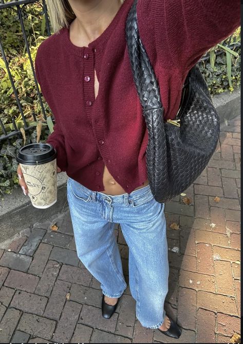 City Street Fashion, Burgundy Cardigan Outfit, Cardigan Outfit Aesthetic, Christmas Eve Outfit, Uni Fits, Ny Outfits, Braided Bag, Burgundy Cardigan, College Outfit