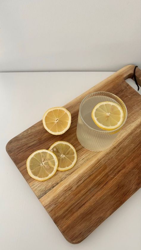 Lemon Water In The Morning, Welcome To My Life, Water Aesthetic, Makanan Diet, Healthy Girl, Healthy Lifestyle Inspiration, Lemon Water, Healthy Habits, Morning Routine