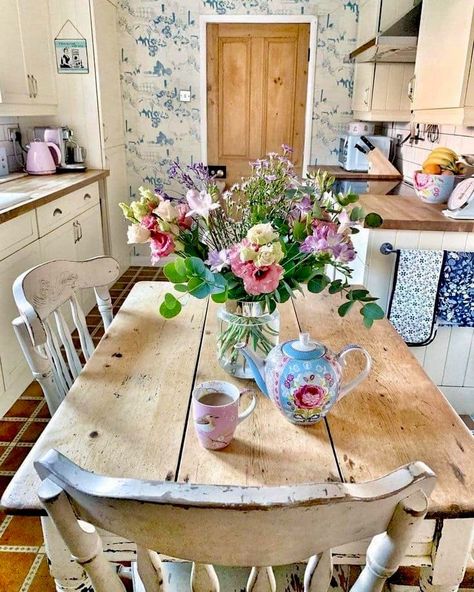 Country Cottage Living, Vibeke Design, Cottage Kitchens, Deco Originale, Dream Cottage, Cottage Interiors, Chic Kitchen, Shabby Chic Kitchen, Rustic Garden Decor