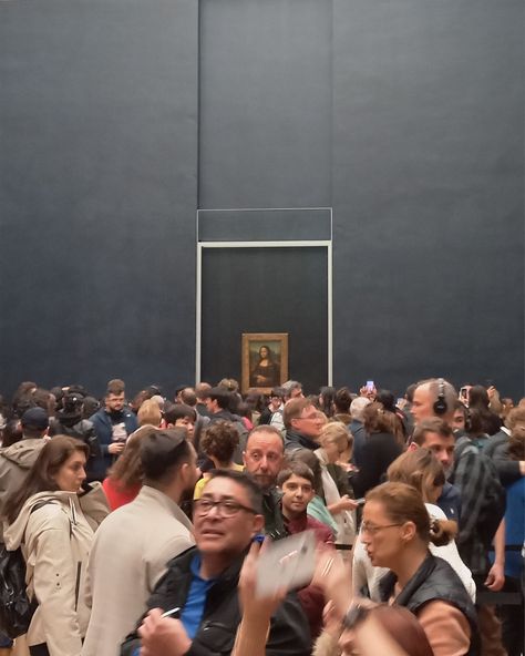 crowd in louvre museum trying to see the mona lisa Mona Lisa In Museum, Mona Lisa In The Louvre, Mona Lisa Louvre, School Presentation, Insta Board, Art Final, The Mona Lisa, Louvre Paris, Louvre Museum