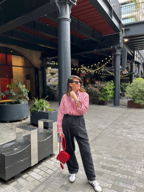 Stripe shirt styling Red Striped Top Outfit, Red And White Striped Shirt Outfit, Vertical Striped Shirt Outfit, Red Striped Shirt Outfit, Striped Top Outfit, Vertical Striped Shirt, Shirt Styling, Red And White Shirt, Red Stripes Top