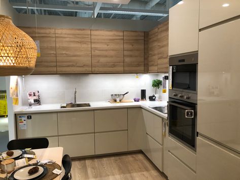 Voxtorp Oak Kitchen, Kitchen White And Wood, Ikea Voxtorp, Ikea Showroom, Beige Kitchen, Kitchen White, Oak Kitchen, Ikea Kitchen, Oak Tree