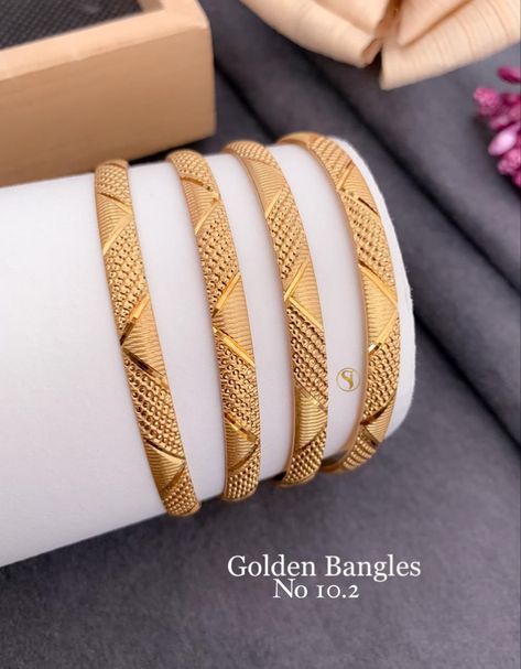 Trending Gold Bangles Design, Modern Gold Bangles For Women, Simple Gold Bangle, Unique Gold Jewelry Designs, Gold Jewels Design, Gold Bangles For Women, New Gold Jewellery Designs, Modern Gold Jewelry, Pearl Jewelry Design