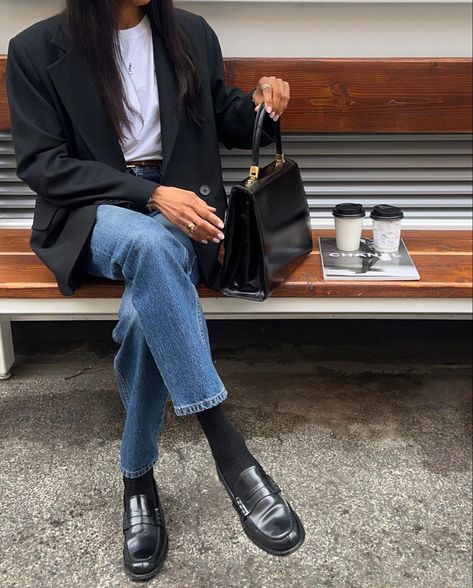 Women In Loafers, The Row Loafers Outfit, Autumn Outfits With Loafers, Fall Boot Outfits 2024, Light Loafers Outfit, Black Loafers Street Style, Saint Laurent Loafers Outfit, Wearing Loafers Outfit, Work Outfits Loafers