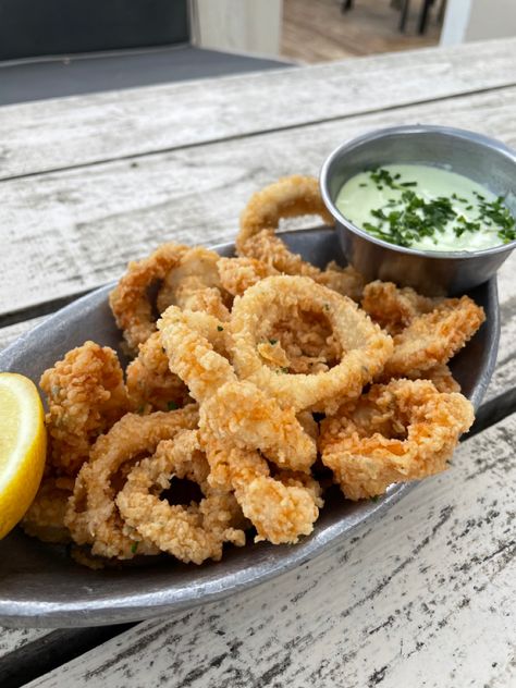 Fried Calamari Aesthetic, Calamari Aesthetic, Mariscos Aesthetic, Appetizers Aesthetic, Aesthetic Appetizers, Appetizer Aesthetic, Appetizers Restaurant, Fried Calamari, Food Babe