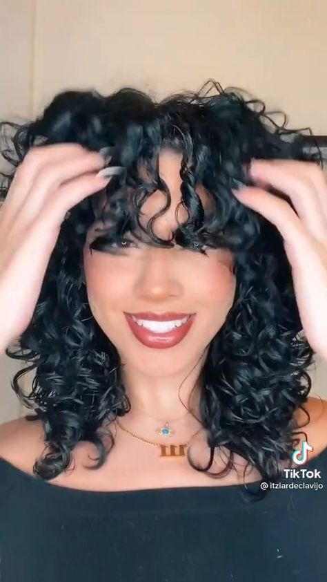 Naturally curly hair tutorial Naturally Curly Hair Tutorial, How To Style Curly Hair With Bangs, How To Curly Hair Curl Tutorial, Curly Hair Tutorial Videos, How To Get Naturally Curly Hair, How To Do Curly Hair Curl Tutorial, Rezo Haircut, How To Get Curly Hair Naturally, Natural Curly Hair Tutorial