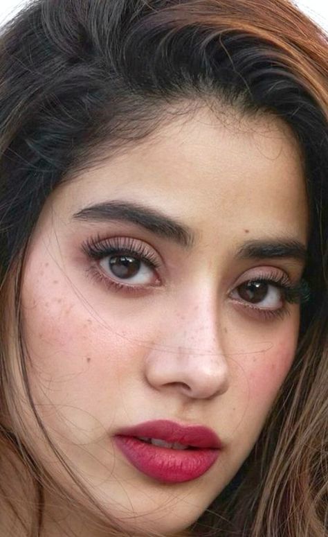 Jhanvi Kapoor Makeup Looks, Jahnvi Kapoor Makeup, Janhvi Kapoor Makeup, Janhvi Kapoor Face, Jhanvi Kapoor Makeup, Indian Eyebrows, Jaanvi Kapoor, Indian Skin Makeup, Janvi Kapoor