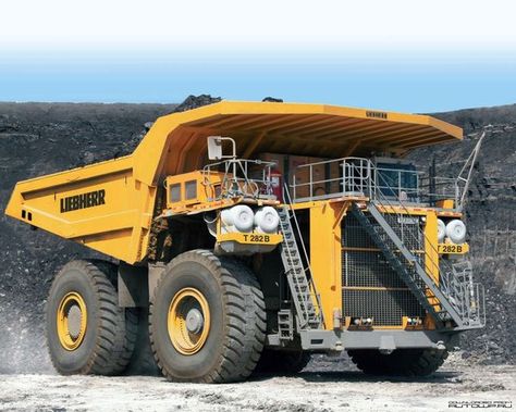 Giant Truck, my favorite machine on earth #trucks, #giant Giant Truck, Crane Operator, Heavy Equipment Operator, Forestry Equipment, Motor Grader, Air Compressor, Big Trucks, Heavy Equipment, On Earth