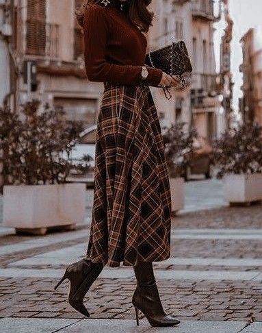 Classy Plaid Skirt Outfit, Classic Style Women Winter, Classy Plaid Outfit, Modest Winter Skirts, Vintage Wool Skirt Outfit, Scottish Inspired Outfits, Long Tweed Skirt Outfit, Long Plaid Skirt Outfit Winter, Skirts Aesthetic Outfit