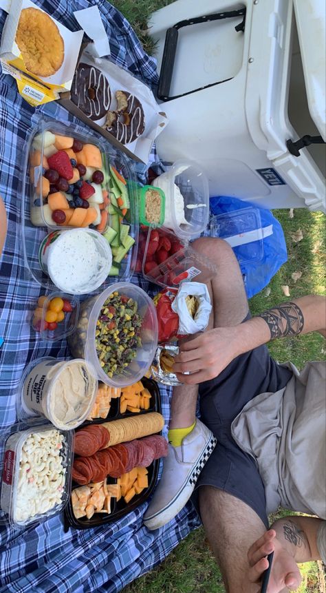 Picnic Dates With Boyfriend, Cute Picnic Ideas For Couples, Fun Summer Dates, Picnic Date Ideas Boyfriends Couple, Date Ideas Picnic, Picnic Ideas For Boyfriend, Best Friend Dates Ideas, Picnic Food Ideas Black People, Simple Picnic Ideas For Couples