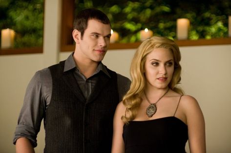 Rosalie Twilight, New Moon Movie, Rosalie Cullen, Bella Y Edward, Andrew Cooper, Julia Jones, Twilight Saga New Moon, Rosalie Hale, Talking To The Moon