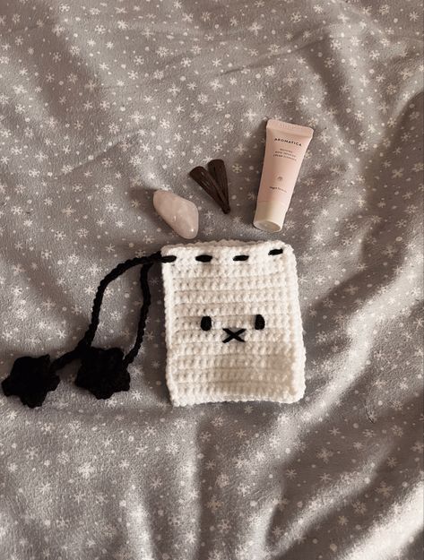 Miffy Pouch, Crochet Bag Patterns Free, Aesthetic Crochet Bag, Crochet Studio, Winter Projects, Crocheted Bags, Patterns Simple, Bags Pattern, Crochet Case