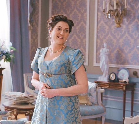 violet bridgerton Lady Violet Bridgerton, Violet Gown, Violet Bridgerton, Bridgerton Dresses, Lady Violet, Regency Era Fashion, Kate Dress, Regency Dress, Period Dress