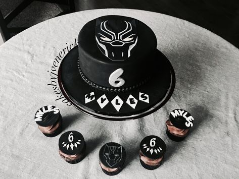 Black Panther Party Food, Black Panther Candy Table, Black Panther Cake Ideas, Black Panther Cupcakes, Easy Black Panther Cake Ideas, Birthday Party Black Panter, Panthers Cupcakes, Black Panther Cake, Panthers Cake