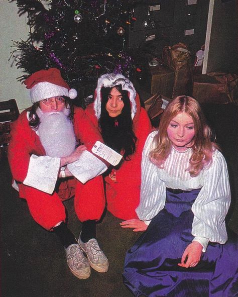 Beatles Christmas, Celebrity Christmas, John And Yoko, John Lennon Yoko Ono, Apple Records, Apple Christmas, John Lennon And Yoko, John Lennon Beatles, Happy Xmas