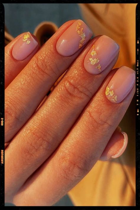 Simple Gold Leaf Nails, Fall Nail Designs Gold Flakes, Short Nail Designs With Gold Flakes, Short Gold Foil Nails, Foil Leaf Nails, Biab Nails Gold Foil, Manicure With Gold Flakes, Minimalist Nails Gold Foil, Short Nail Designs Gold Foil