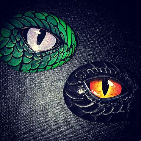 Painted rocks. Painted stones. Hand painted by Rachel Dooley. https://www.facebook.com/rachelspaintedrocks/ Fimo, Snake Eye Painting, Snake Painted Rocks Ideas, Snake Rock Painting, Snake Painting, Dragon Eyes, Art Studio Organization, Rocks Painted, Painted Rocks Kids