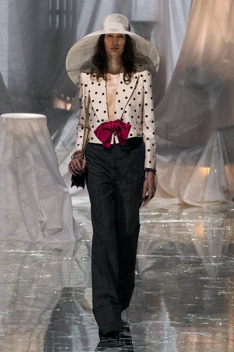 Valentino Spring 2025 Ready-to-Wear
https://www.vogue.com/fashion-shows/spring-2025-ready-to-wear/valentino/slideshow/collection#3 Valentino Runway, Bow Hunter, Valentino Fashion, Spring 2025, Vogue Runway, Runway Fashion, High Fashion, Fashion Show, Polka Dots