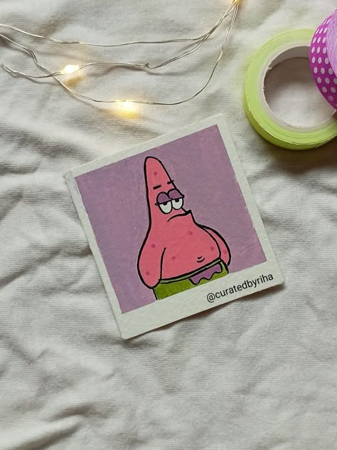 Spongebob cartoon polaroids Polaroid Painting Cartoon, Diy Polaroid Drawing, Drawing On Small Cards, Small Canvas Cartoon Paintings, Poloride Painting, Simple Polaroid Painting, Polaroid Drawing Ideas Aesthetic, Polaroid Drawing Simple, Polaroid Painting Ideas Aesthetic