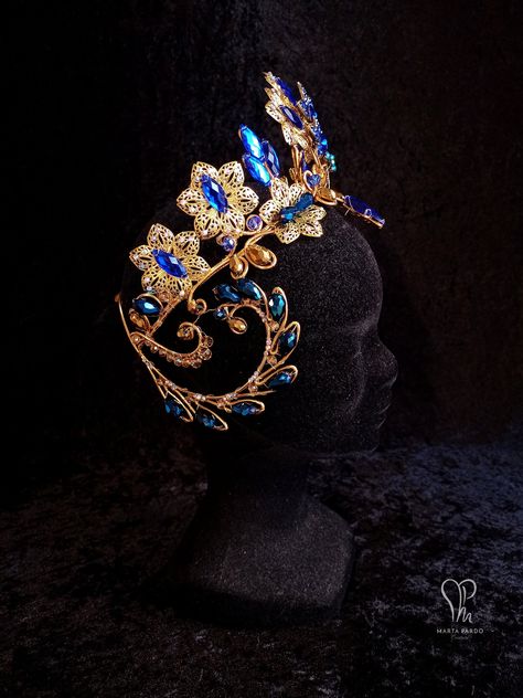 This stunning headpiece is one of a kind and ready to ship! This medieval inspired piece is made of aluminium wire in different widths and features various types of beads. It features faceted crystal beads in royal blue and gold as well as tiny iridescent rhinestones on the filigree components. Due to the aluminium wires it feels very comfortable on the head. This gorgeous crown would be perfect for fantasy brides and photoshoots or to compliment any fairytale/medieval costume. It could be used Fantasy Jewelry Headpieces, Fantasy Crown Art, Royal Headpiece, Fairy Tiara, Royal Accessories, Blue Headpiece, Ballet Headpieces, Fantasy Crown, Nontraditional Engagement Rings