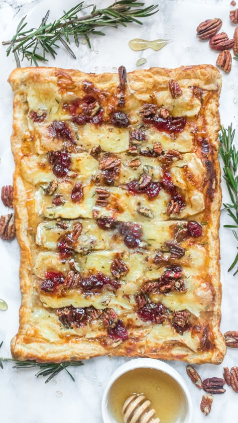 Brie and cranberry tart - Asili Glam Christmas Savoury Tart Recipes, Brie Apple Puff Pastry, Puff Pastry Flatbread, Brie And Chicken Recipes, Brie Pie Crust Appetizer, Puff Pastry Brie Cranberry, Gallette Recipe Puff Pastry, Appetizers With Pie Crust, Brie Recipes Puff Pastry