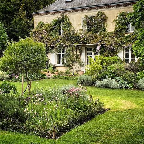 Lantern Centerpiece, My French Country Home, French Country Home, Centerpiece Wedding, English Cottage Garden, English Country Gardens, Casa Exterior, Village Life, French Country House