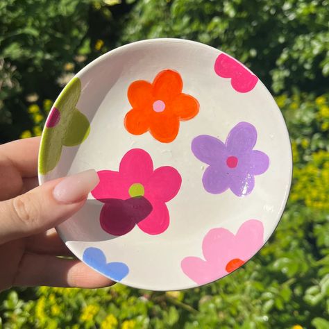 Hand Painted Pottery Bowl, Hand Painted Ceramic Plates Diy, Clay Painting Ideas Bowl, Cute Painting Pottery Ideas, Jewelry Bowl Painting Ideas, Ceramic Bowl Designs Ideas, Bowl Designs Ceramic, Painting Clay Ideas, Painted Ceramics Ideas