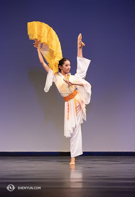 Riding High in Control: Kong-Zhi techniques with Luna Yu (English) | Shen Yun Performing Arts Chinese Fan Dance, Dance Aesthetics, Sky Dancers, Chinese Civilization, Chinese Attire, Shen Yun, Dance Magazine, Dance Styles, Chinese Fan