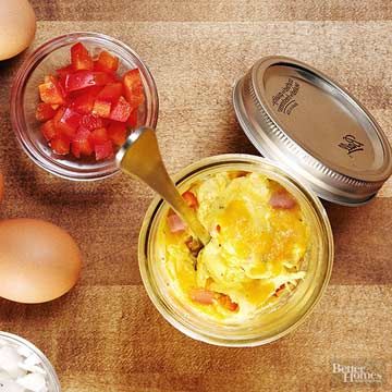 Mason Jar Omelet Breakfast In Bed Ideas, Healthy Omelet, Easy Omelet, Breakfast Omelet, Microwave Eggs, Omelets Recipe, Mason Jar Meals, Meals In A Jar, Breakfast On The Go