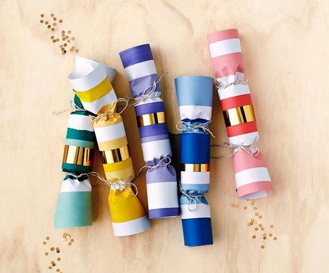 Homemade Christmas Crackers, Christmas Bon Bon, Diy Christmas Crackers, Party Blowers, Lame Jokes, Homemade Crackers, Christmas Cracker, Personal Things, Tiny Gifts