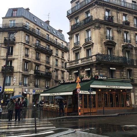 Rainy France Aesthetic, Rainy Paris Aesthetic, Paris Rainy Day, Rainy Day London, Buildings In Paris, Rainy Day In Paris, Paris Pics, Rainy Paris, Paris In Autumn