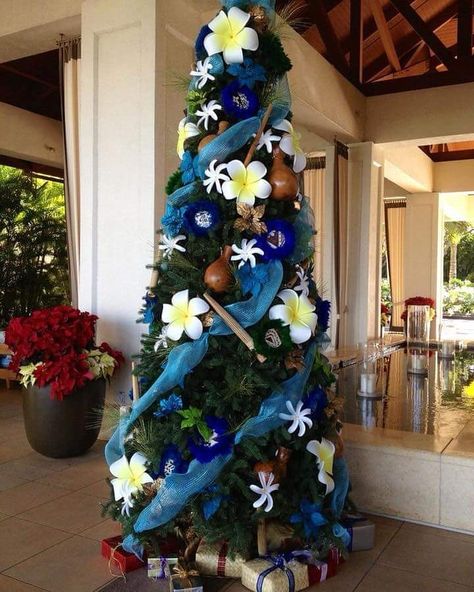 5,267 Likes, 102 Comments - South Pacific Islanders (@southpacificnesian) on Instagram: “Island style 😉 Christmas 🌲 decorations 💕 📷 #ProudPasifika #inspiration #love #islandstyle #tiare…” Hibiscus Christmas Tree, Hawaiian Themed Christmas Tree, Hawaiian Christmas Tree Ideas, Island Christmas Tree, Hawaii Christmas Tree, Hawaiian Christmas Decor, Beach Themed Christmas Decor, Lilo And Stitch Christmas Tree, Margaritaville Christmas