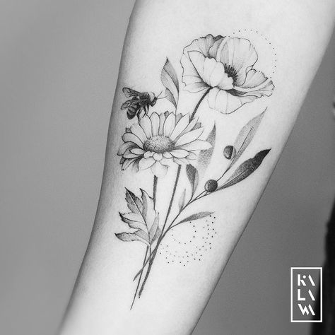 KALAWA tattooer sur Instagram : Fine #poppy and #daisy #tattoo #flowers with #bee. Thx a lot Delphine!⠀⠀⠀⠀ ✖️Follow my studio @karbone.studio… Poppy And Daisy Tattoo, Poppy Tattoo Sleeve, Bee And Flower Tattoo, Underarm Tattoo, Skull Tattoo Flowers, Honey Bee Tattoo, Poppy Flower Tattoo, Daisy Flower Tattoos, Dragonfly Tattoo Design