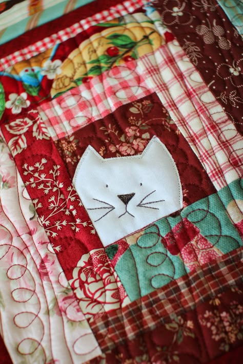 Log Cabin Quilting, Cat Quilt Block, Cat Quilt Patterns, Christmas Quilting Projects, Log Cabin Quilt Blocks, Mug Rug Patterns, Potholder Patterns, Animal Quilts, Cat Quilt