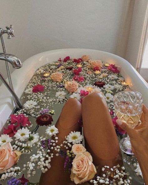 Home Photoshoot Ideas to try now! If you're looking for some unique home photoshoot ideas heres a list of photography ideas you can do from from home! Click the photo for the whole list! Pictured here: Have a flower bath Bath Aesthetic, Indoor Photography, Flower Bath, Photography Guide, Flower Therapy, Milk Bath, Relaxing Bath, Nail Art Design, Creative Photography