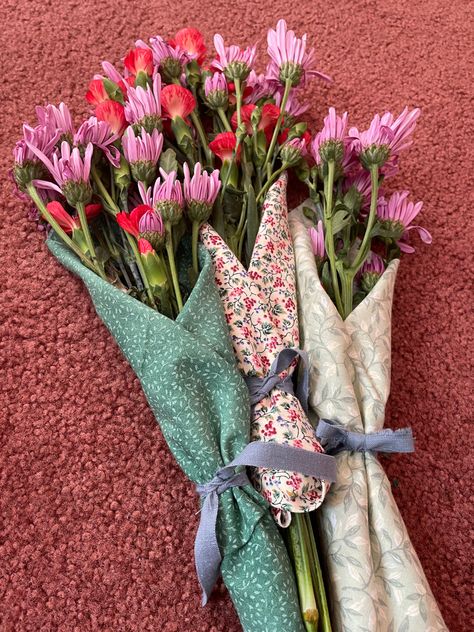 Paint Bouquet, Little Flower Bouquet, Wrapped Flowers, Fabric Bouquet, Flower Wrapping, Flower Business, Flower Boutique, Summer Wraps, Flowers Ideas