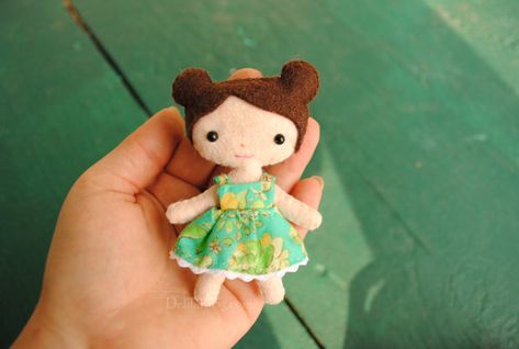 Felt Doll Pattern, Felt Doll Patterns, Anna Doll, Pig Tails, Baby Mobil, Doll Patterns Free, Doll Sewing, Kawaii Doll, Doll Sewing Patterns