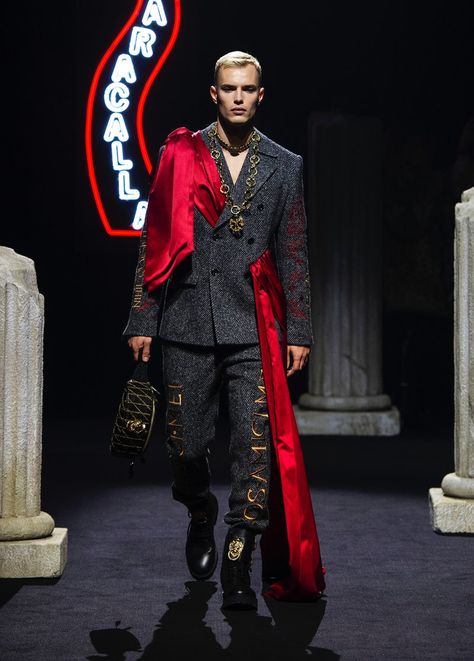 Moschino Menswear, Dolly Fashion, Pre Fall Fashion, Mens Style Guide, Futuristic Fashion, Androgynous Fashion, Star Style, Suit Fashion, Large Fashion