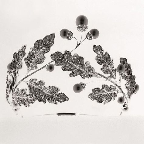 Sacred halo: oak leaves and acorns tiara, circa 1903. #Chaumet #LaNaturedeChaumet #Oak Leaf Tiara, Oak Leaves And Acorns, Leaf Symbol, Tiaras Jewellery, Pearl Tiara, Royal Tiaras, Royal Brides, Diamond Tiara, French Jewelry