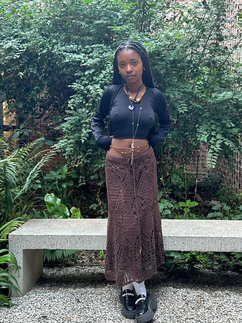 Earthy Black Woman Aesthetic Winter, Feminine Outfit Winter, 90s Indie Fashion, Mid 90s Outfits, Earthy Wardrobe, Earthy Black Women, Black Feminine Outfit, Black Girls Outfits, Anime Plants