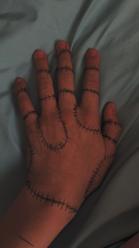 Skeleton Drawing On Hand Easy, Drawing To Put On Your Hand, Easy Thing To Draw On Your Hand, What To Draw On Your Hand With Sharpie, Zombie Doodle Easy, Y2k Things To Draw On Your Hand, Pen Art On Hand Easy, Skeleton Tattoo Hand Easy, Things To Draw On Your Body With Pen