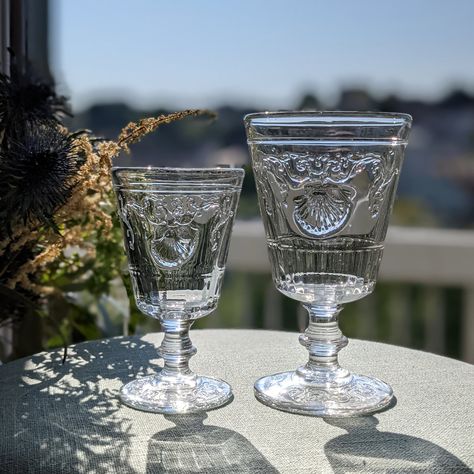 French Glassware, Royal Table, Beautiful Glassware, Unique Glassware, French Kitchen Decor, Types Of Glassware, Glassware Design, Hall Of Mirrors, France Design