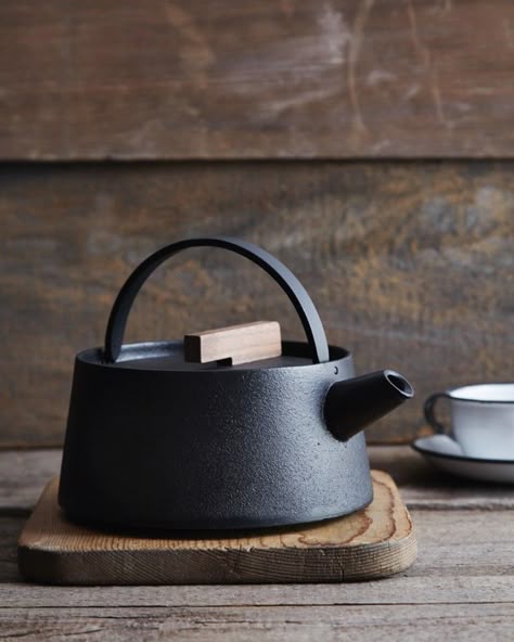 Object Lessons: The Great Japanese Cast-Iron Kettle - Remodelista Cast Iron Kettle, Pot Art, Keramik Design, Iron Cookware, Object Lessons, Cast Iron Cookware, Ceramic Teapots, Tea Kettle, Tea Ceremony