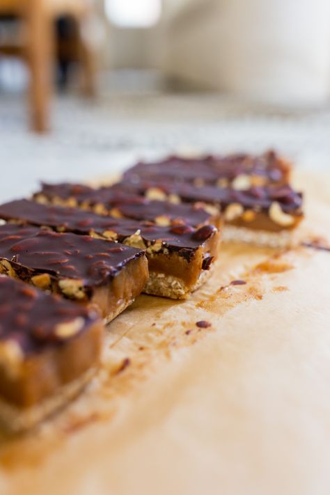 Healthy Vegan Snickers Bars Date Snickers, Snickers Slice, Vegan Snickers, Nuts And Chocolate, Healthy Dessert Options, Vegan Chocolate Bars, Pitted Dates, Whole Foods Vegan, Healthy Bars